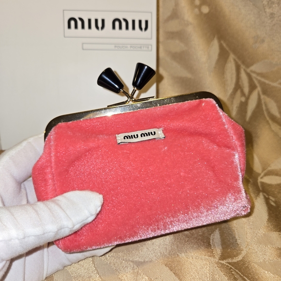 Miu Miu Red Velvet Kiss Lock Coin Purse GWP New In Box - Picture 2 of 9